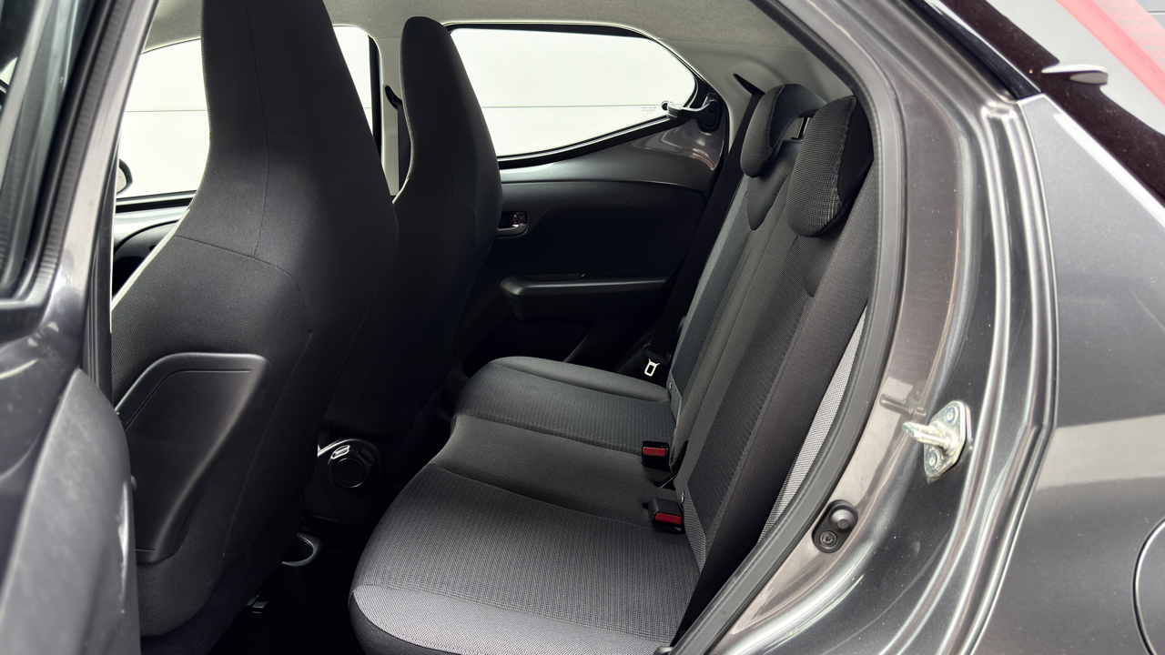 Toyota Aygo links achterin aanzicht