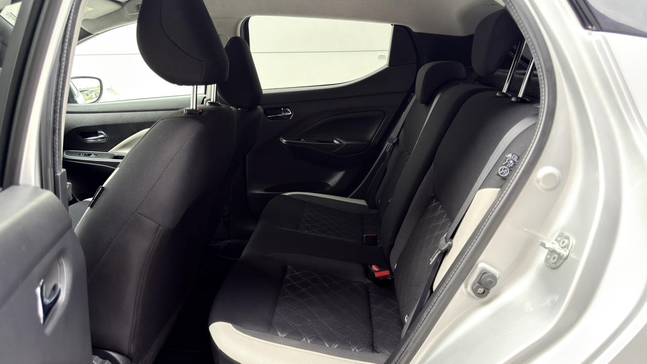 Nissan Micra links achterin aanzicht