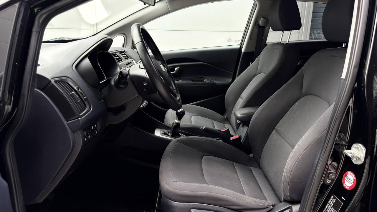 Kia Rio bestuurderskant aanzicht