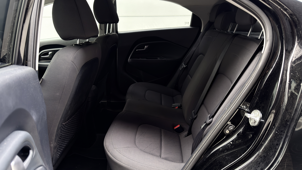 Kia Rio links achterin aanzicht